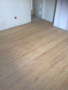 Photo de galerie - Ponçage du plancher et application du vérificateur  