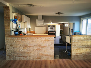 Photo de galerie - Pose carrelage, montage cuisine + décoration mur avec pierre de parements