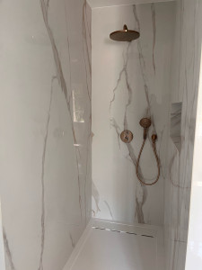 Photo de galerie - Remplacement d’une baignoire par une douche italienne  moderne 