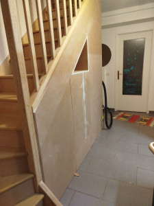 Photo de galerie - Fabrication de placard sous les escaliers 