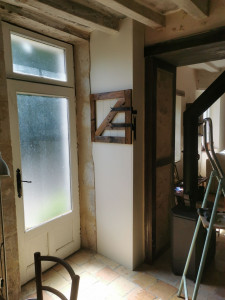 Photo de galerie - Fabrication de. Un caisson pour compteur et création d'une porte en bois de récupération 