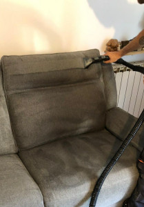 Photo de galerie - Nettoyage de canapé sur Hyères  . A l'aide d'un injecteur extracteur Karcher .
