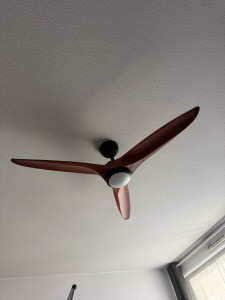 Photo de galerie - Mise en place d'un plafonnier avec ventilation et éclairage, branchement électrique
