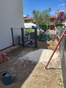 Photo de galerie - Suite clôture rigide avec pose d'un portillon hauteur 1,5m
