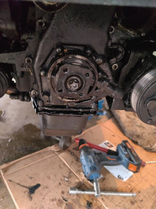 Photo de galerie - Le client à abîmé la vis centrale de la poulie de vilebrequin. Elle ne pouvait donc plus être extraite. Je suis intervenu pour qu'il puisse atteindre la culasse.