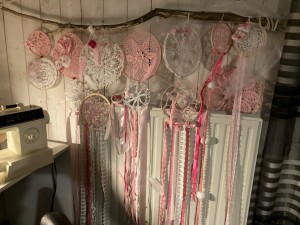 Photo de galerie - Couture ( petit travaux) création d’attrape rêves ,création deco, garde de chien ou chat, service resto ponctuel, aide à la vente ponctuelle, garde enfants, aide aux devoirs…