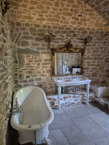 Photo de galerie - Réalisation salle de bain, carrelage, installation baignoire, vasques, toilettes, cabine de douche. 