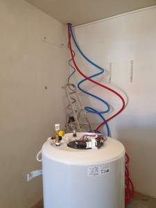 Photo de galerie - Installation d'un chauffe-eau électrique.