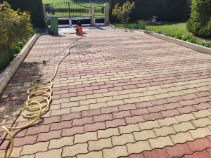 Photo de galerie - Nettoyage cour pavé autoblocant  ( après )