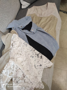 Photo de galerie - Création de robes Agrandir et Modifier le vêtement s'il est devenu serré le bleu ajouter une dentelle selon les modèles 