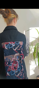 Photo de galerie - Veste en jean ajouré avec du tulle brodé 