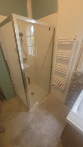 Photo de galerie - Faïence + pose bac a douche cabine et robinetterie ainsi que sèche serviette 