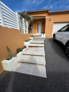 Photo de galerie - Escaliers d’exception en pierre de chamalières avec éclairage led, et sol en moquette de pierre et jardinières 