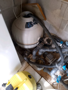 Photo de galerie - Changement de masse filtrante,
enlèvement sable et changement des crépines 
mise en place du verres de filtration.