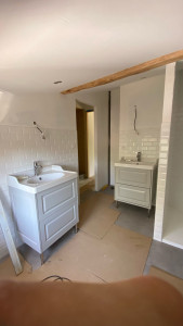 Photo de galerie - Installation des deux meuble vasque salle de bain 