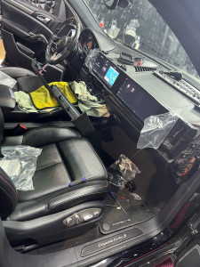 Photo de galerie - Montage double écran CarPlay Porsche Cayenne 