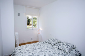 Photo de galerie - Ancienne cuisine transformer en chambre avec création d'une nouvelle cloison en BA13 la séparant du salon.
Rectification des murs à l'enduit et application de la peinture velours.