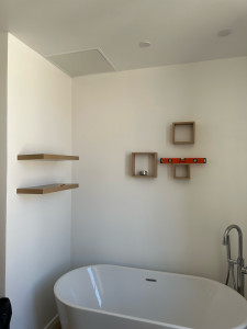 Photo de galerie - Peinture salle de bain et pose d’étagère murale 