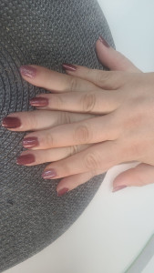 Photo de galerie - Pose de vernis semi-permanant sur ongles naturel