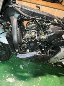 Photo de galerie - Remplacement joint de couvre culasse et entretiens 600 Hornet 