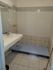 Photo de galerie - Remplacer une baignoire par une douche en réalisant des travaux sur mesures pour tous les budgets et l'accès plus fluide et sécurisé au quotidien.