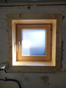 Photo de galerie - Pose d'une fenêtre fabriquer en atelier avec sont embrasure en sapin