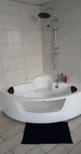 Photo de galerie - Rénovation de salle de bain  , pose de baignoire balnéothérapie , carrelage couleur marbre .