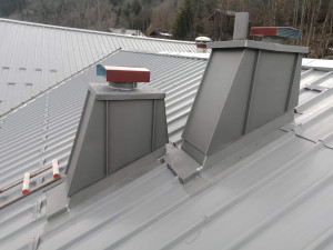 Photo de galerie - Création et habillage en zinc sortie ventilation sur toit bac acier 