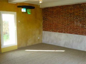Photo de galerie - Sol en béton de chaux, mur briques, enduit chaux sable chanvre, ouverture et pose de fenêtre...