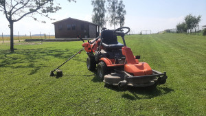 Photo de galerie - Je possède debroussailleuse, taille haie, tronçonneuse, tondeuse à main et grosse tondeuse autoportée en mulshing pour grand terrain.