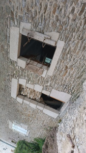 Photo de galerie - 2 ouverture dans un mûr de pierre 