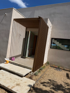 Photo de galerie - Pose de composite brise soleil pour design entrée de villa 