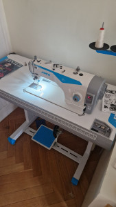 Photo de galerie - Je possède une machine industrielle ainsi qu'une surjeteuse pour une couture et des finitions professionnelles.