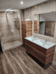 Photo de galerie - Rénovation du Sol au plafond ameublement et receveur de douche inclus 