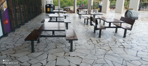 Photo de galerie - Nettoyage d'une terrasse au karcher plus les tables dans une station-service