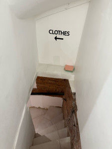 Photo de galerie - Travaux de carrelage réalisés avec précision grâce à un système de nivellement professionnel.