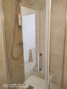 Photo de galerie - Création douche installation paroi après réfection totale salle de bains
