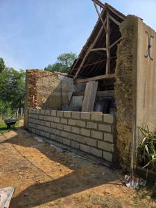 Photo de galerie - Remontage d'un pignon en parpaing 