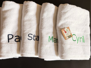 Photo de galerie - Broderie personnalisée sur serviettes de toilette, réalisée avec une machine à broder professionnelle 15 couleurs. Idéal pour personnaliser du linge de maison, des cadeaux de naissance, de mariage ou des articles pour enfants.