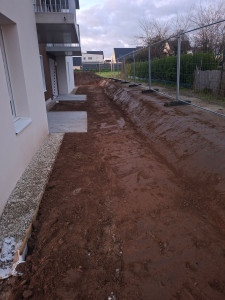 Photo de galerie - Réalisation  de 2 terrasses en béton +
 aménagement en terre et son talus  .