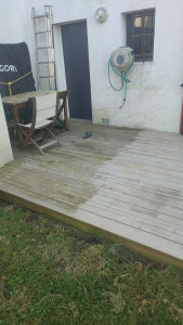 Photo de galerie - Nettoyage terrasse bois avec machine spéciale brosse pour ne pas abîmer votre bois