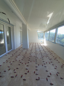 Photo de galerie - Pose des carrelages travertin sur terrasse couverte 