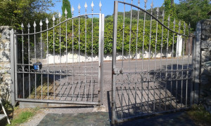 Photo de galerie - Décapage portail intégral avant peinture .