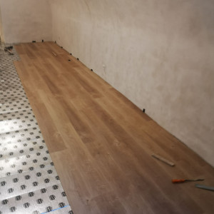 Photo de galerie - Pose parquet flottant studio 32m2
