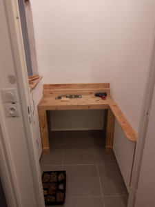 Photo de galerie - Création d'un petit bureau de travail en palette Europe 