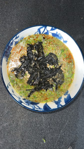 Photo de galerie - Ramen au bœuf généreux, servi dans un bouillon parfumé et profond, avec une viande fondante et des nouilles tendres .Un vrai voyage de saveurs.