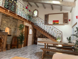 Photo de galerie - Rénovation complète maison enduit de chaux et mur en pierre intérieur 