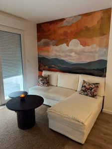 Photo de galerie - Sur cette photo j’ai refait le canapé , fais les table basse et la pose de papier peint 