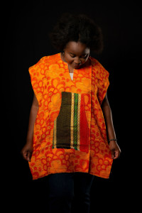 Photo de galerie - Sur cette photo, je porte un boubou africain venu du Ghana. Il est mixte, intemporel et peut se porter par des hommes des femmes et pendant toutes les saisons.