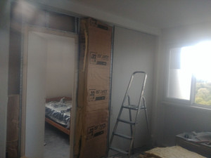 Photo de galerie - Installation d'une cloison placo sur ossature métallique avec porte intérieure